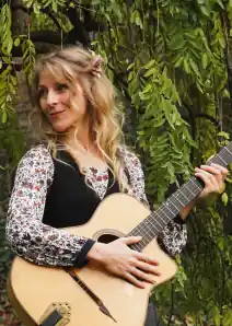 Kajsa Alvin chanteuse du projet Leo Solo